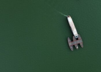 Agricultor instala plantação barragem constrói