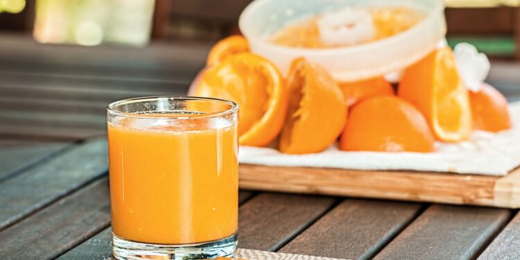 Aquilo sobra suco laranja virar