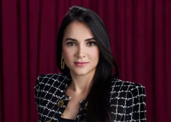 Mulher frente conselho bilhão está