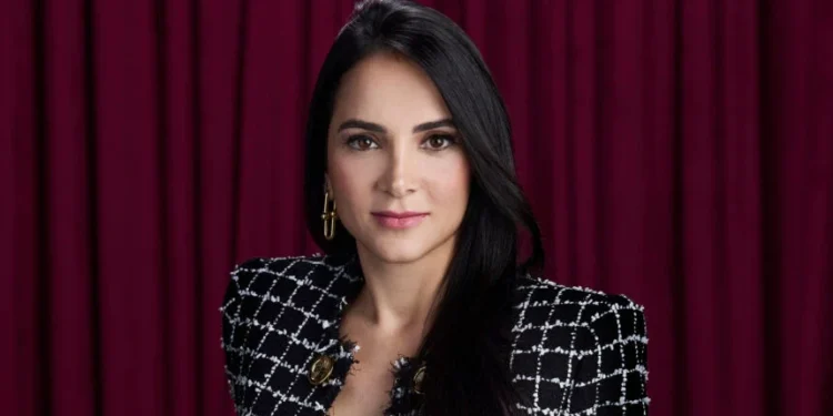 Mulher frente conselho bilhão está