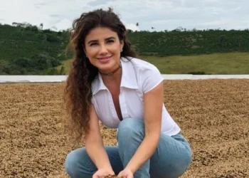 Paula fernandes abandonou las vegas