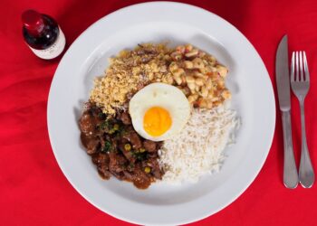 Refeição completa arroz feijão proteína