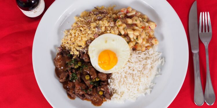 Refeição completa arroz feijão proteína