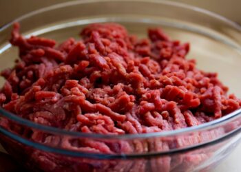 Açougueiro mistura carne porco vende