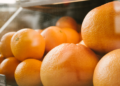 Caixa laranja despenca quase procura