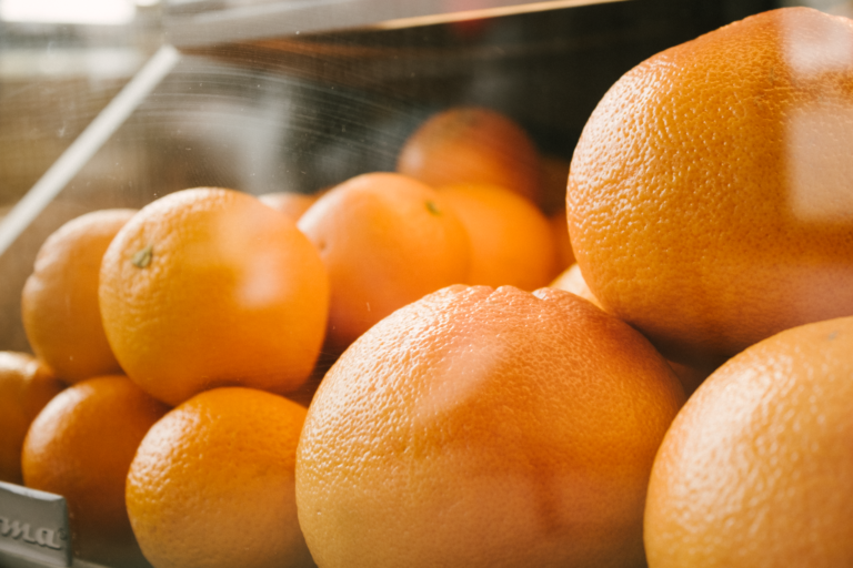 Caixa laranja despenca quase procura
