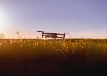 Drones tocam gritos scarlett johansson