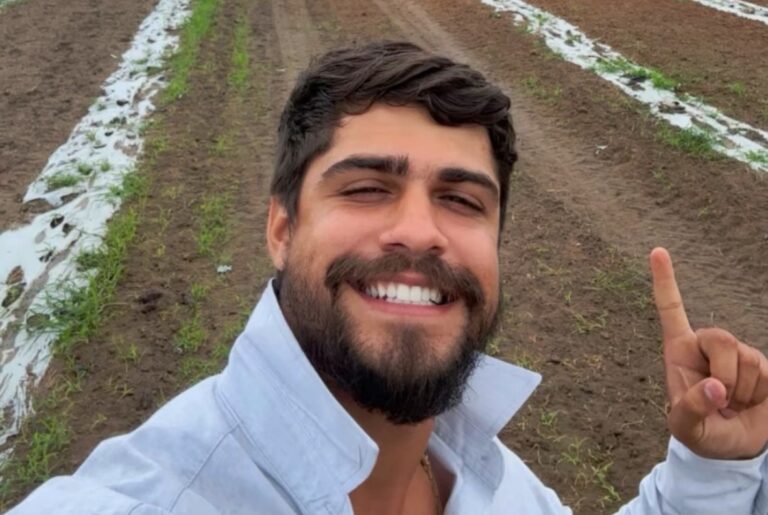 Modelo grava vídeo agricultor vira