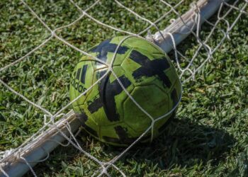 Pai coloca menino gordinho futebol