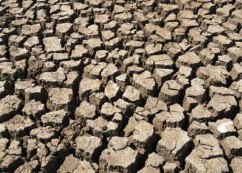 Riachos reservatórios secam fazendeiros passam