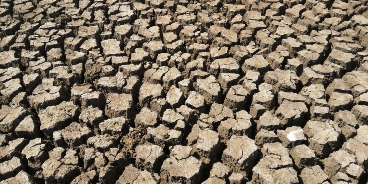 Riachos reservatórios secam fazendeiros passam