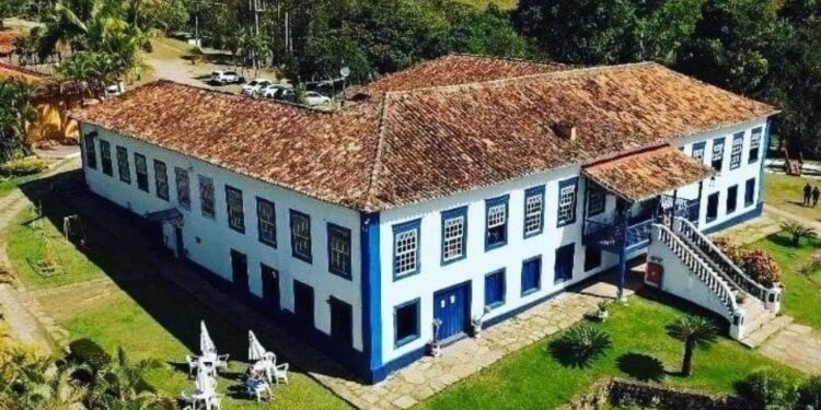 Fazenda histórica que virou cenário de novela da Globo há 20 anos hoje recebe hóspedes em refúgio de luxo no interior de SP: casarão do século XVIII preserva marcas do Brasil Imperial, oferece café colonial e reúne piscina, sauna e atividades de lazer