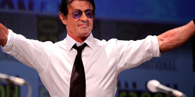 Sylvester Stallone transformou uma fazenda de 9 hectares em um complexo luxuoso com mansão de quase 700 m², duas piscinas e estrutura para dezenas de cavalos, mas aceitou vendê-la por US$ 4 milhões, depois o ator apostou em uma área muito maior