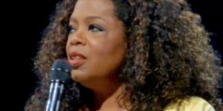 Oprah construiu um império na televisão, mas encontrou no campo uma forma de desacelerar: aos 72 anos, a apresentadora mantém uma fazenda de 24 hectares no Havaí, com pomares e hortas orgânicas que produzem alimentos para sua cozinha e também podem beneficiar a comunidade local