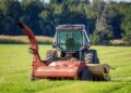 Agricultor transforma pneus velhos sacolas