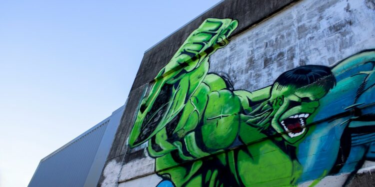 Ator interpreta hulk transforma antiga