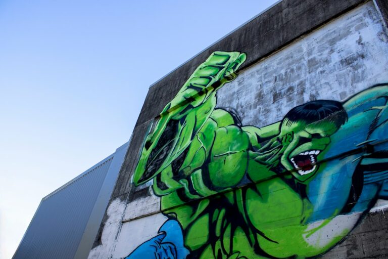 Ator interpreta hulk transforma antiga