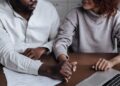Casal abandona empregos escritório constrói