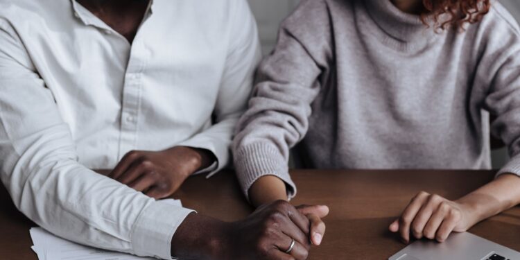 Casal abandona empregos escritório constrói