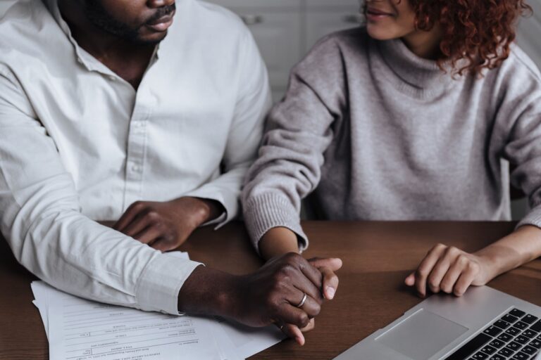 Casal abandona empregos escritório constrói