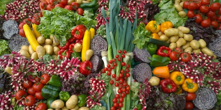 Casal criado planta verduras primeira