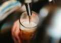 Cervejeiro visita plantação cenouras propõe