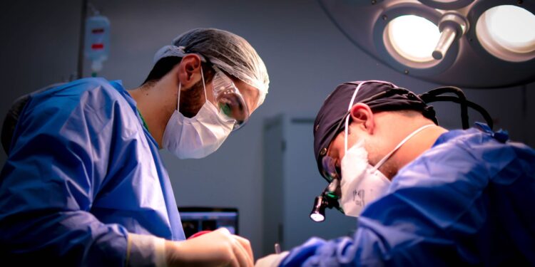 Cirurgião cardíaco pesquisadora largam hospital