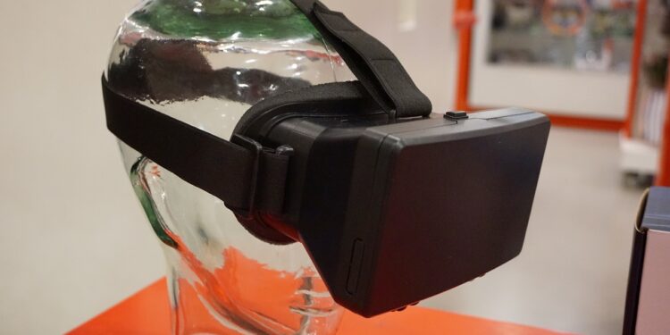 Criador coloca óculos realidade virtual