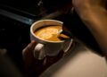 Empresária começa servindo café dentro