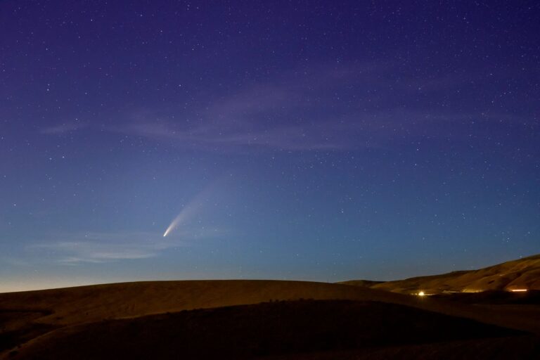 Fazendeiro confunde meteorito toco árvore