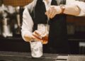 Homem começa preparar bebidas apartamento