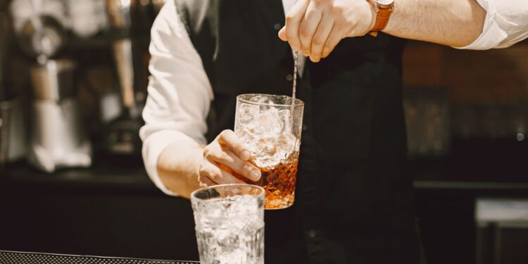 Homem começa preparar bebidas apartamento