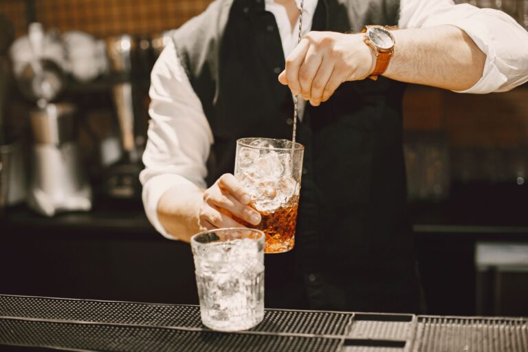 Homem começa preparar bebidas apartamento