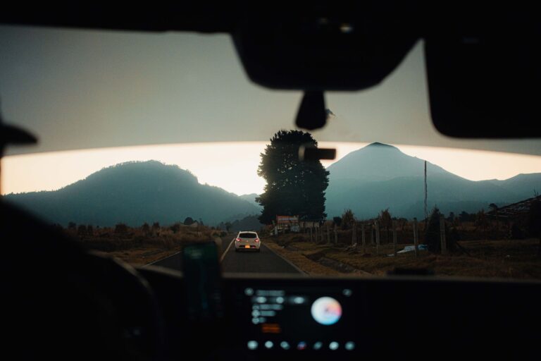 Homem organiza viagem oito carros