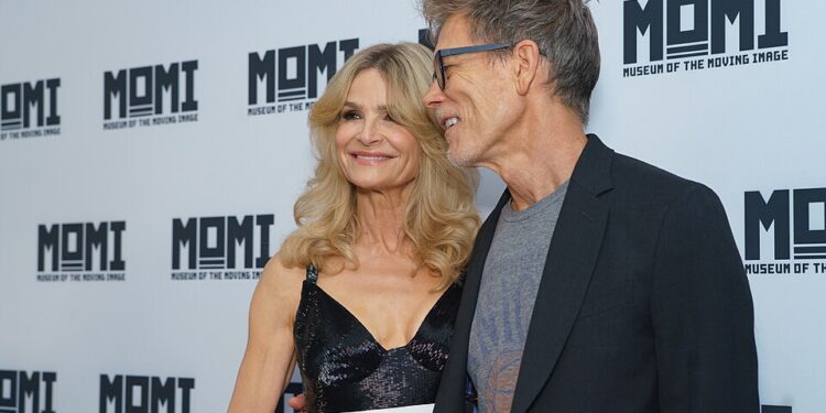 Kevin bacon pega banjo canta