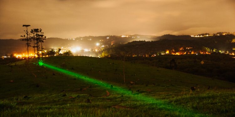 Laser verde cruza lavoura sabre
