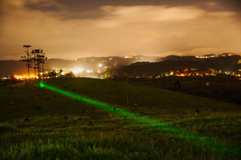 Laser verde cruza lavoura sabre