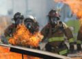 Incêndio destrói completamente casa em propriedade rural de Minas Gerais durante a madrugada: imóvel de madeira já estava tomado pelas chamas quando os bombeiros chegaram, e possível curto-circuito em freezer está entre as suspeitas para a origem do fogo