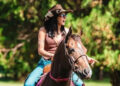 Conhecida pelos sucessos no sertanejo, cantora surpreende ao mostrar o gado de sua fazenda no Paraguai, onde os animais vivem em meio a árvores e pastagens: o investimento no agronegócio foi celebrado como fruto do trabalho dela e da família