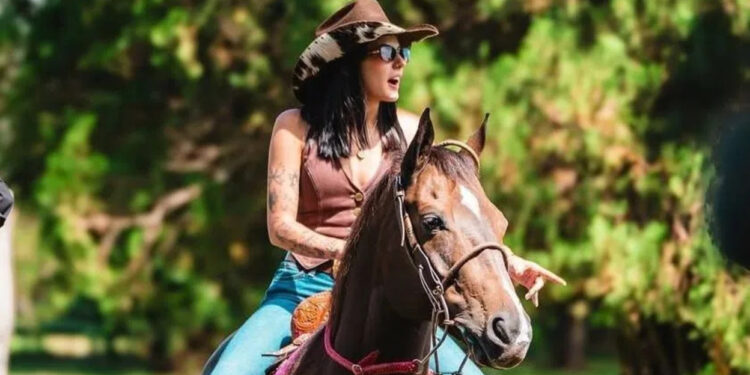 Conhecida pelos sucessos no sertanejo, cantora surpreende ao mostrar o gado de sua fazenda no Paraguai, onde os animais vivem em meio a árvores e pastagens: o investimento no agronegócio foi celebrado como fruto do trabalho dela e da família