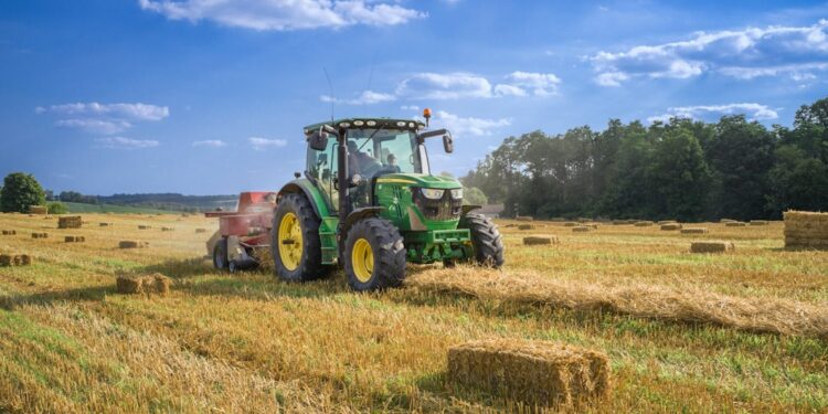 Trator bate objeto enterrado fazenda