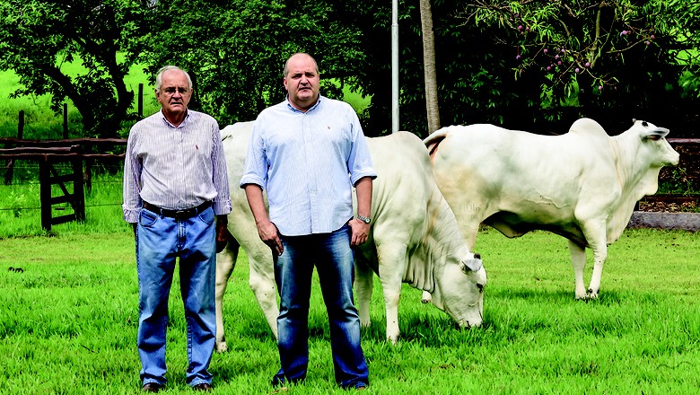 Adir Leonel e o filho Paulo Leonel, na Fazenda 2L (Foto: Silva Júnior )