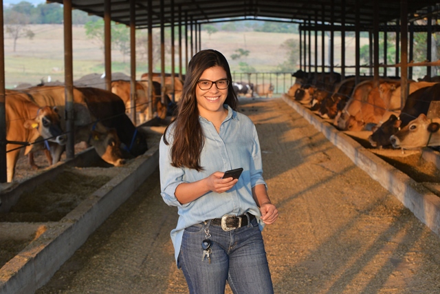 Larissa Libório, 29, que hoje cuida da área administrativa da Fazenda Qualité, a 17 quilômetros de Bela Vista de Goiás (GO) Foto: Arquivo/Carlos Costa / revistasafra.com.br