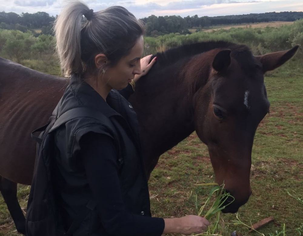 kelly-thimoteo-alimentando-cavalo