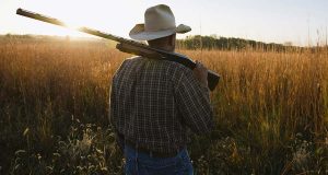fazendeiro-com-arma-de-fogo