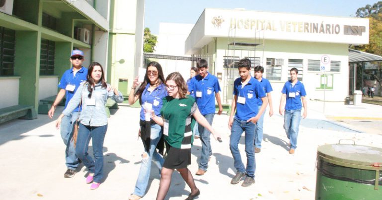 Estudantes visitam a Faculdade de Medicina Veterinária e Zootecnia, na Cidade Universitária 