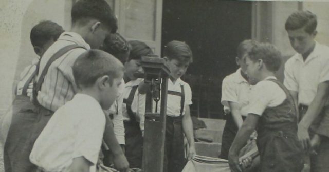Pesagem de alimentos e animais. A experiência servia para o aprendizado de matemática – Foto: Acervo do Núcleo de Documentação do Instituto Butantan- Grupo Escolar Rural Pesagem de alimentos e animais. A experiência servia para o aprendizado de matemática – Foto: Acervo do Núcleo de Documentação do Instituto Butantan- Grupo Escolar Rural