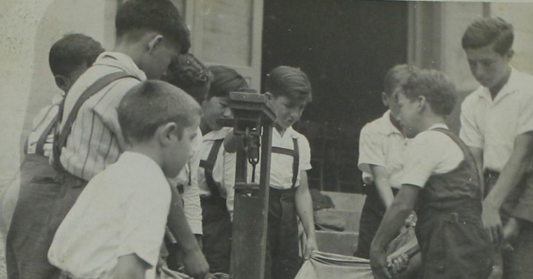 Pesagem de alimentos e animais. A experiência servia para o aprendizado de matemática – Foto: Acervo do Núcleo de Documentação do Instituto Butantan- Grupo Escolar Rural