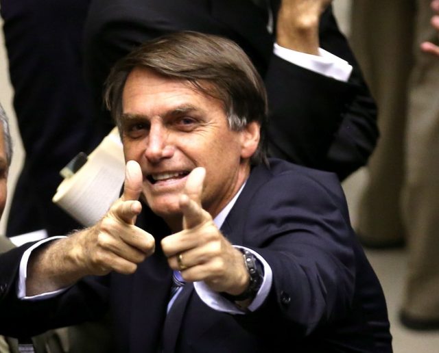 jair-bolsonaro-apontando jair-bolsonaro-apontando
