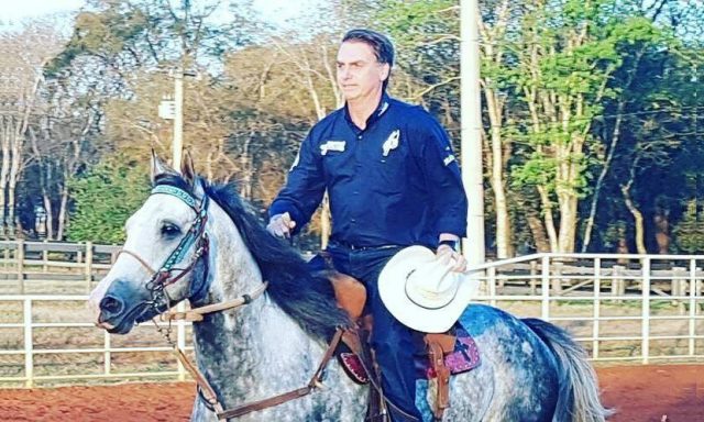 jair-bolsonaro-de-cavalo bolsonaro-cavalo-em-barretos